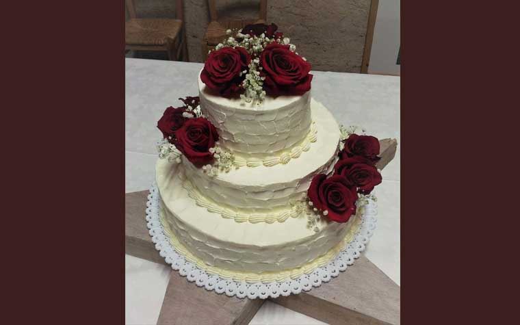 Wedding Cake Red Velvet, la nostra torta più amata. Pan di spagna al cacao colorato di rosso, farcita e coperta di crema di formaggio fresco.