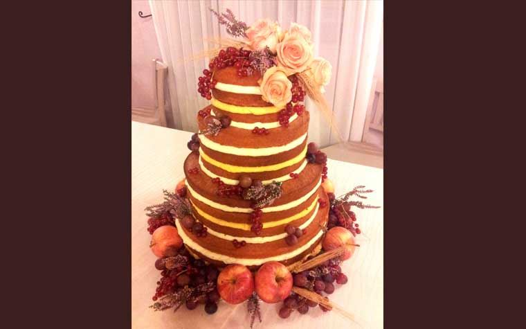 Molto innovativa questa Naked Cake, con il suo stile rustico riesce ad essere molto attraente. Torta alla fragola con mousse all'arancia e al cioccolato bianco, si possono creare moltissime varianti.