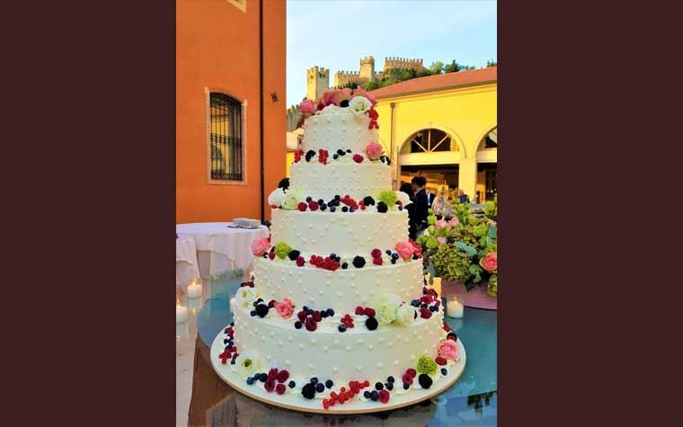 White Wedding Cake con frutti di bosco, alla bellissima locations Rocca Sveva di Soave