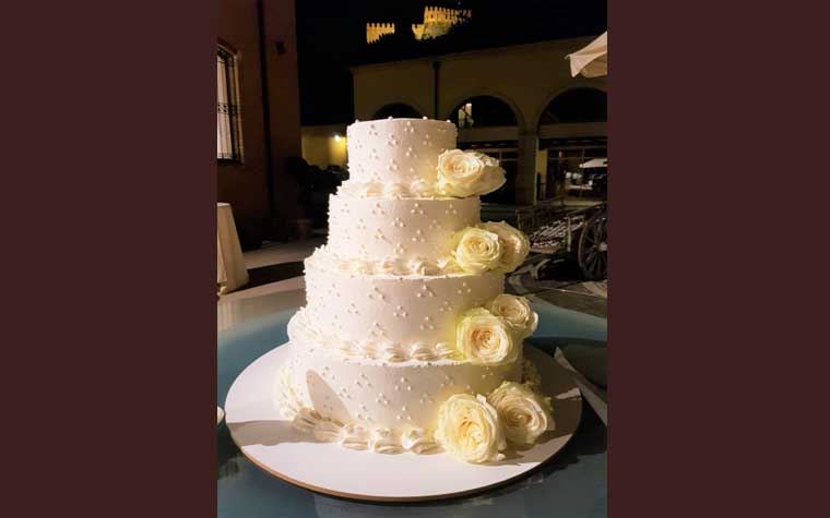 Wedding Cake white rose, tutta bianca per un matrimonio candito e spensierato. All'interno però la musica cambia, ai gusti degli sposi non si comanda.
