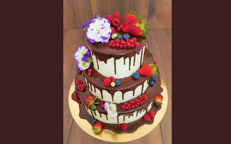 Wedding Drip Cake, davvero golosa questa torta con colate de cioccolato ma anche molto carina con la leggerezza dei fiori contornati di frutti rossi