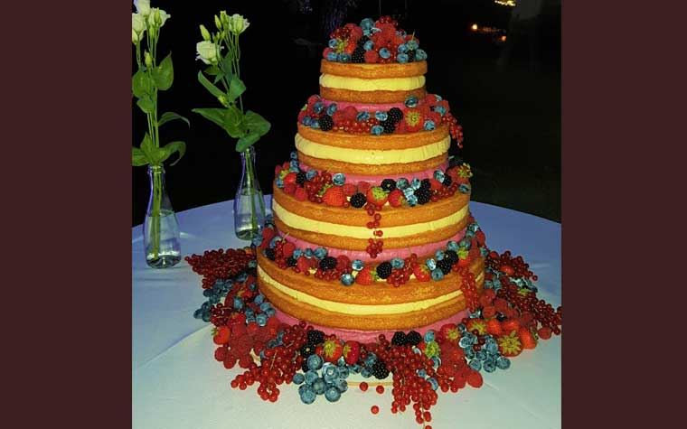 Wedding Naked Cake con frutti di bosco, torta alla vaniglia con mousse ai frutti di bosco e mouse al cioccolato bianco.