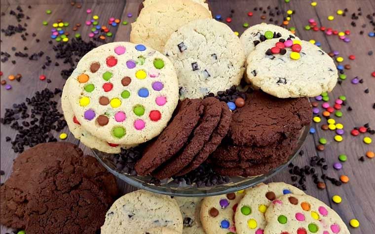 Amiamo i cookies e li facciamo principalmente in 4 gusti: gocce di cioccolato, cioccolato con le gocce, con gli smarties e al burro d'arachidi con le gocce di cioccoalto.