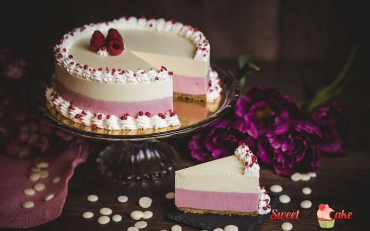 Torta Mousse, personalizzabile in molti gusti e abbinamenti, con possibilità di aggiunte sia all'interno della torta sia nella decorazione.