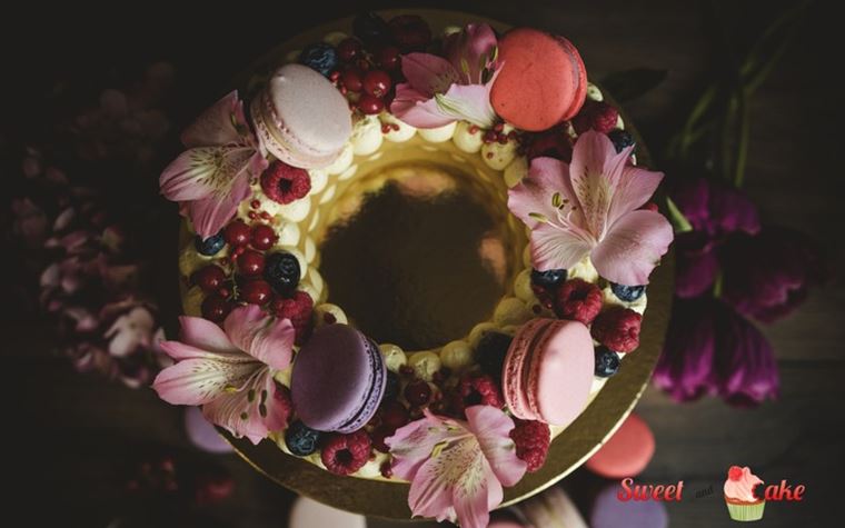 CREAM TART, una delle torte più di moda! Due strati di morbida frolla farciti con crema diplomatica (comunemente chiamata chantilly), decorata a piacere con macaron, frutta, cioccolato, fiori ecc.