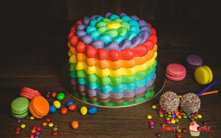 RAINBOW CAKE, una torta davvero spettacolare per una festa speciale. 6 strati di cake colorati farciti con crema di formaggio fresco, coperta da mousse al ciocc. bianco nei 6 colori dell'arcobaleno 